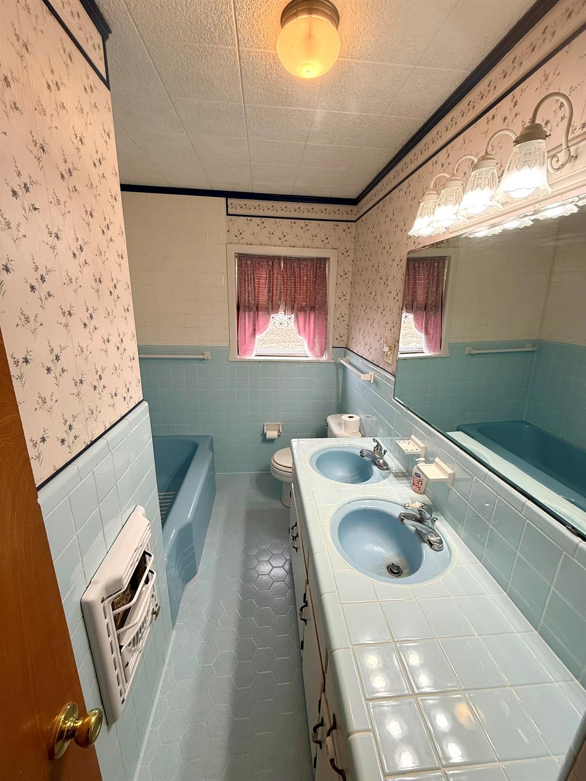 1204 E Lake Dr, Taylor, TX 76574