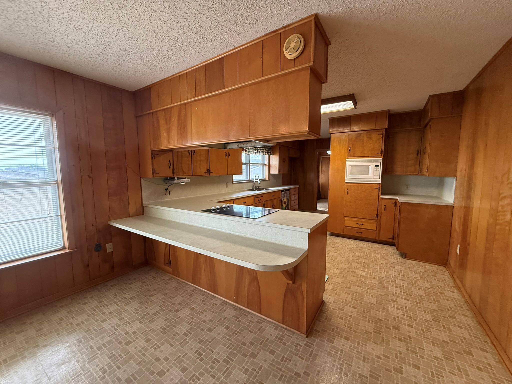 1204 E Lake Dr, Taylor, TX 76574