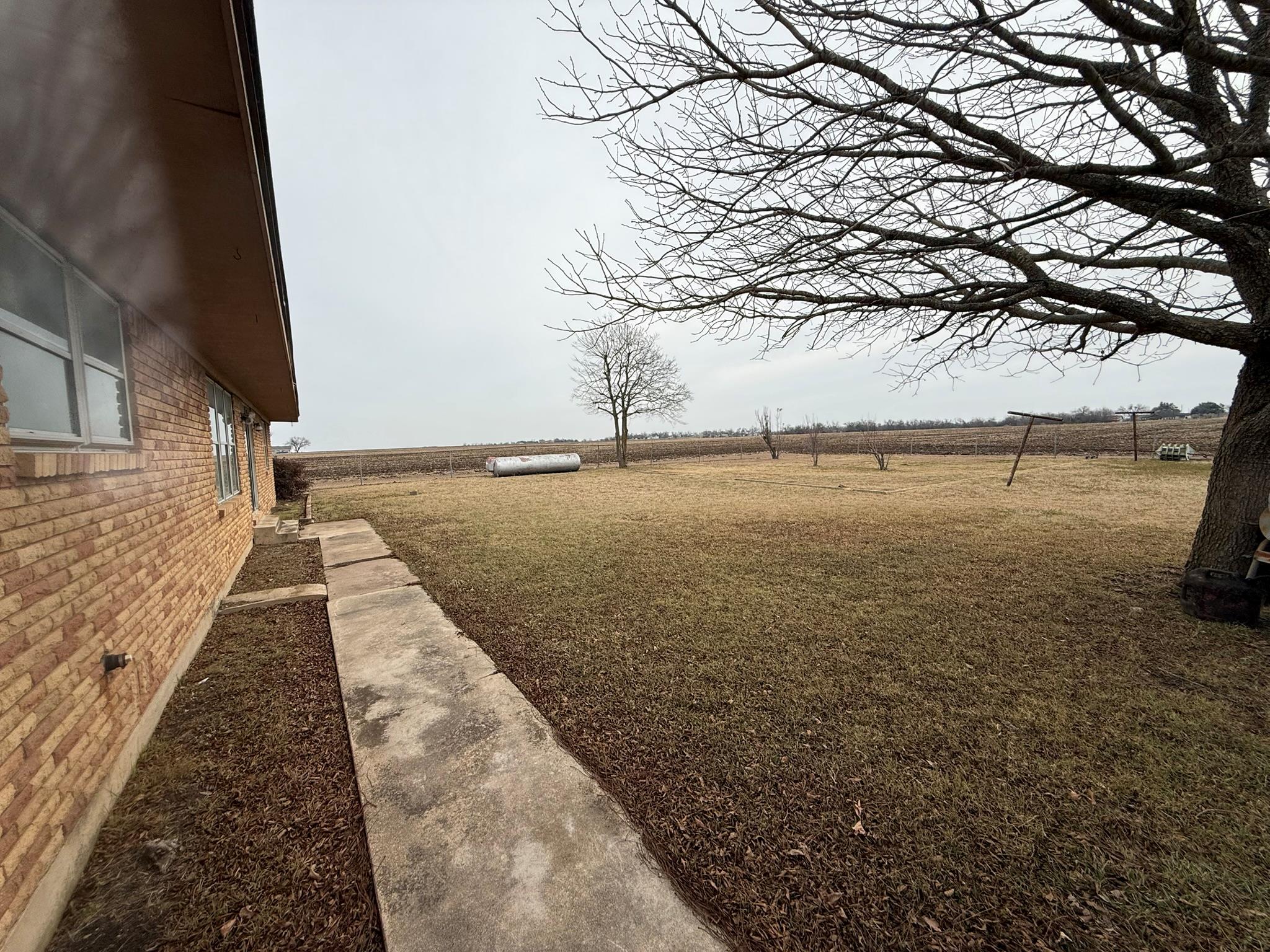 1204 E Lake Dr, Taylor, TX 76574