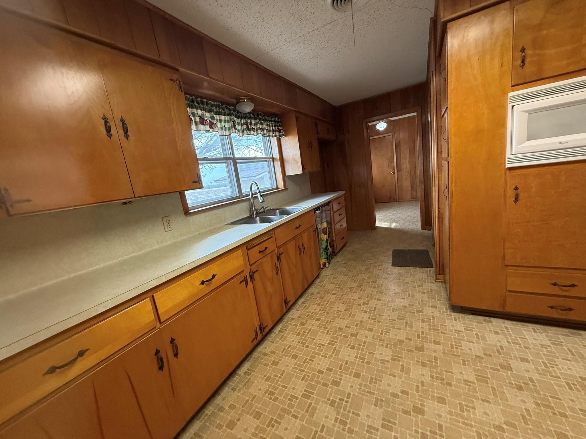 1204 E Lake Dr, Taylor, TX 76574