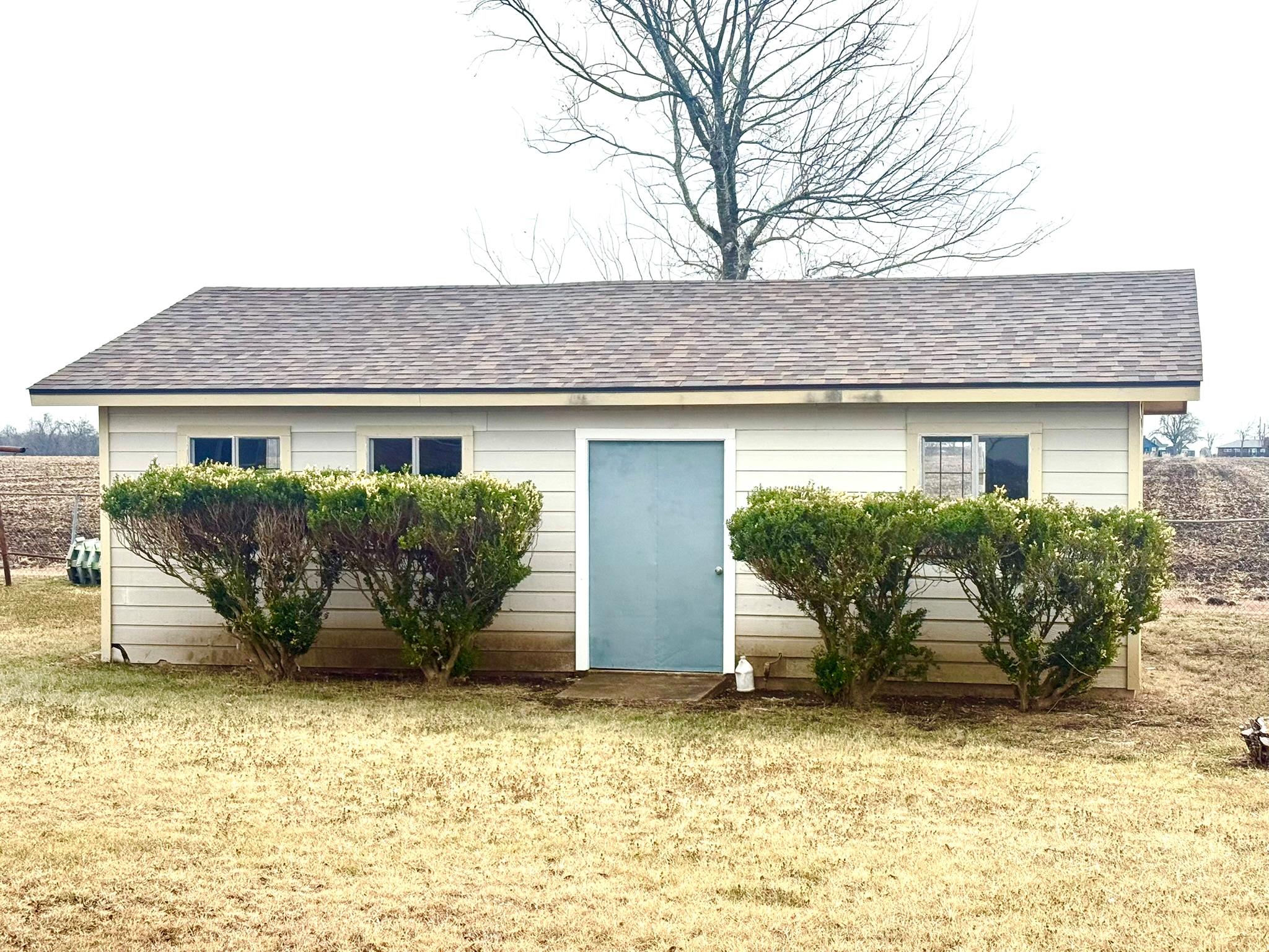 1204 E Lake Dr, Taylor, TX 76574