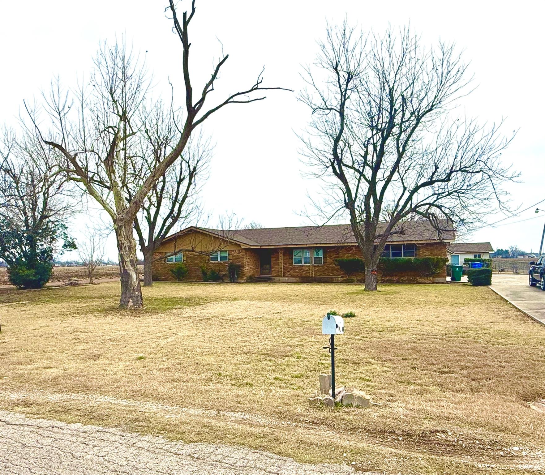 1204 E Lake Dr, Taylor, TX 76574