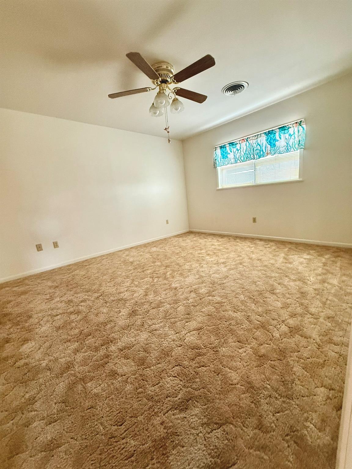 1204 E Lake Dr, Taylor, TX 76574