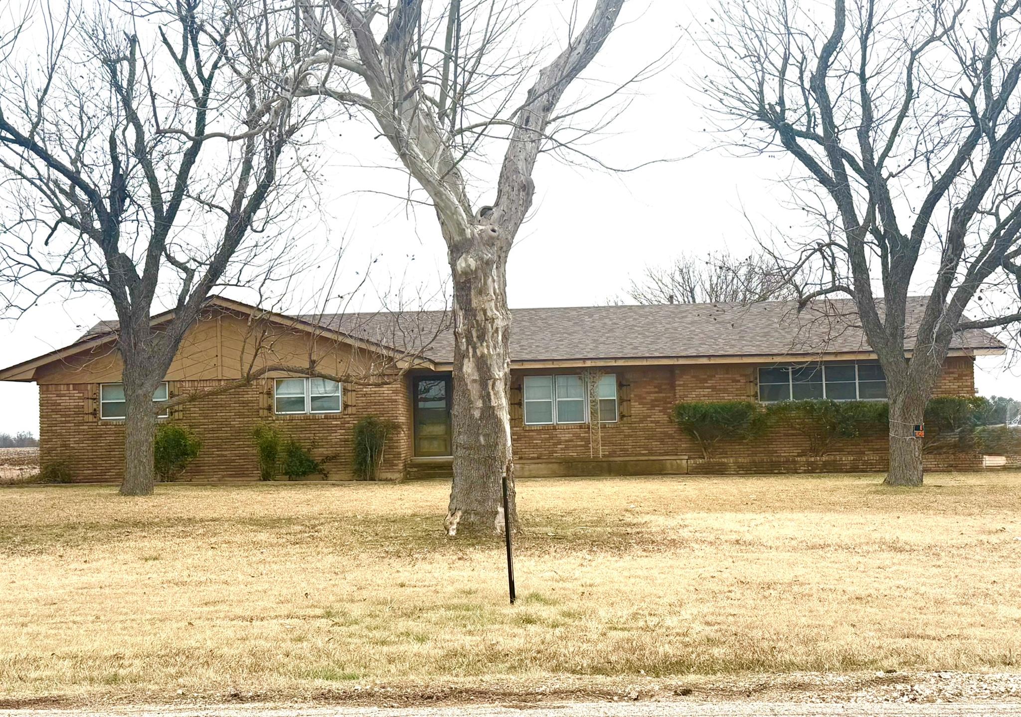 1204 E Lake Dr, Taylor, TX 76574