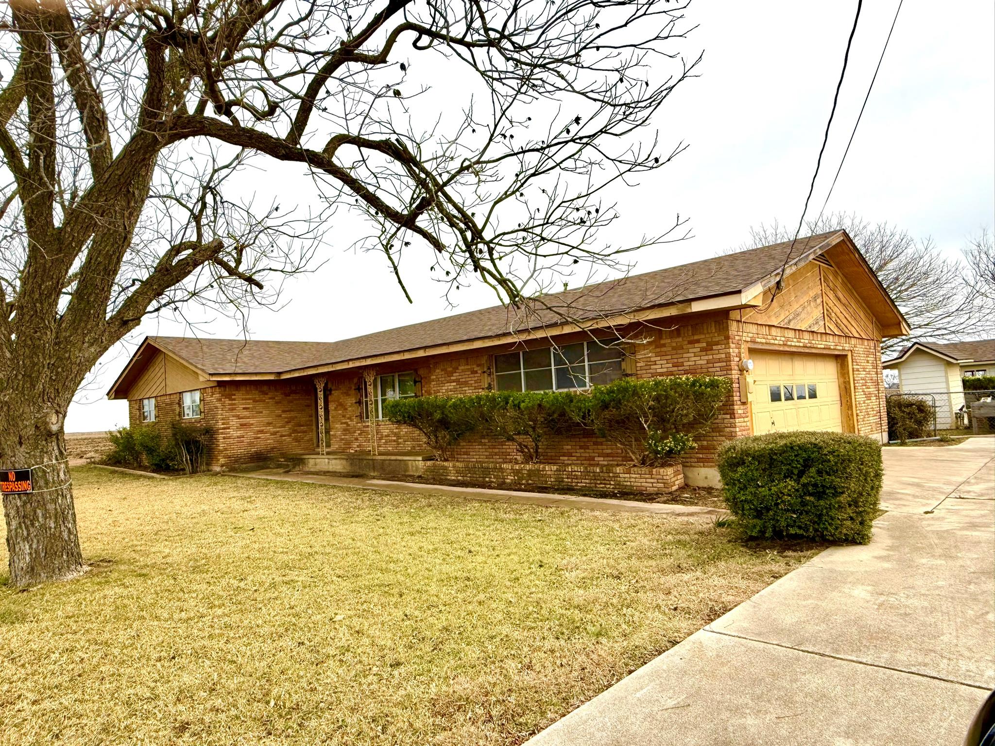 1204 E Lake Dr, Taylor, TX 76574