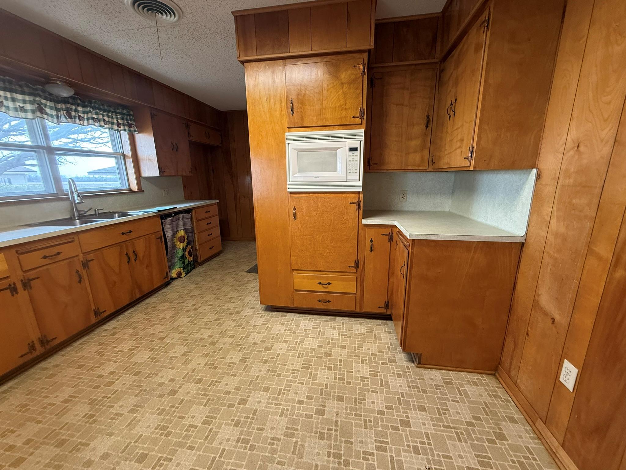 1204 E Lake Dr, Taylor, TX 76574