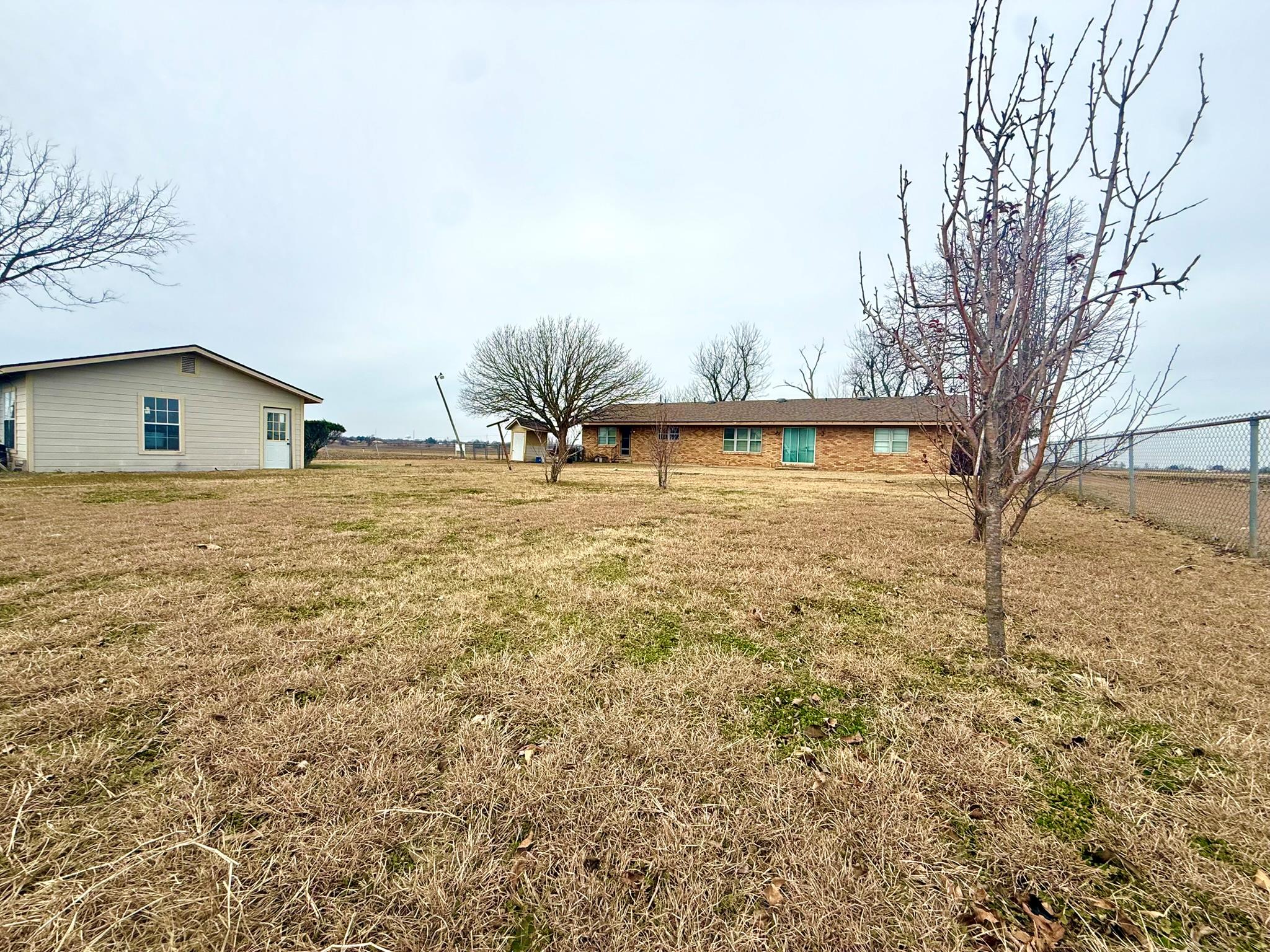 1204 E Lake Dr, Taylor, TX 76574