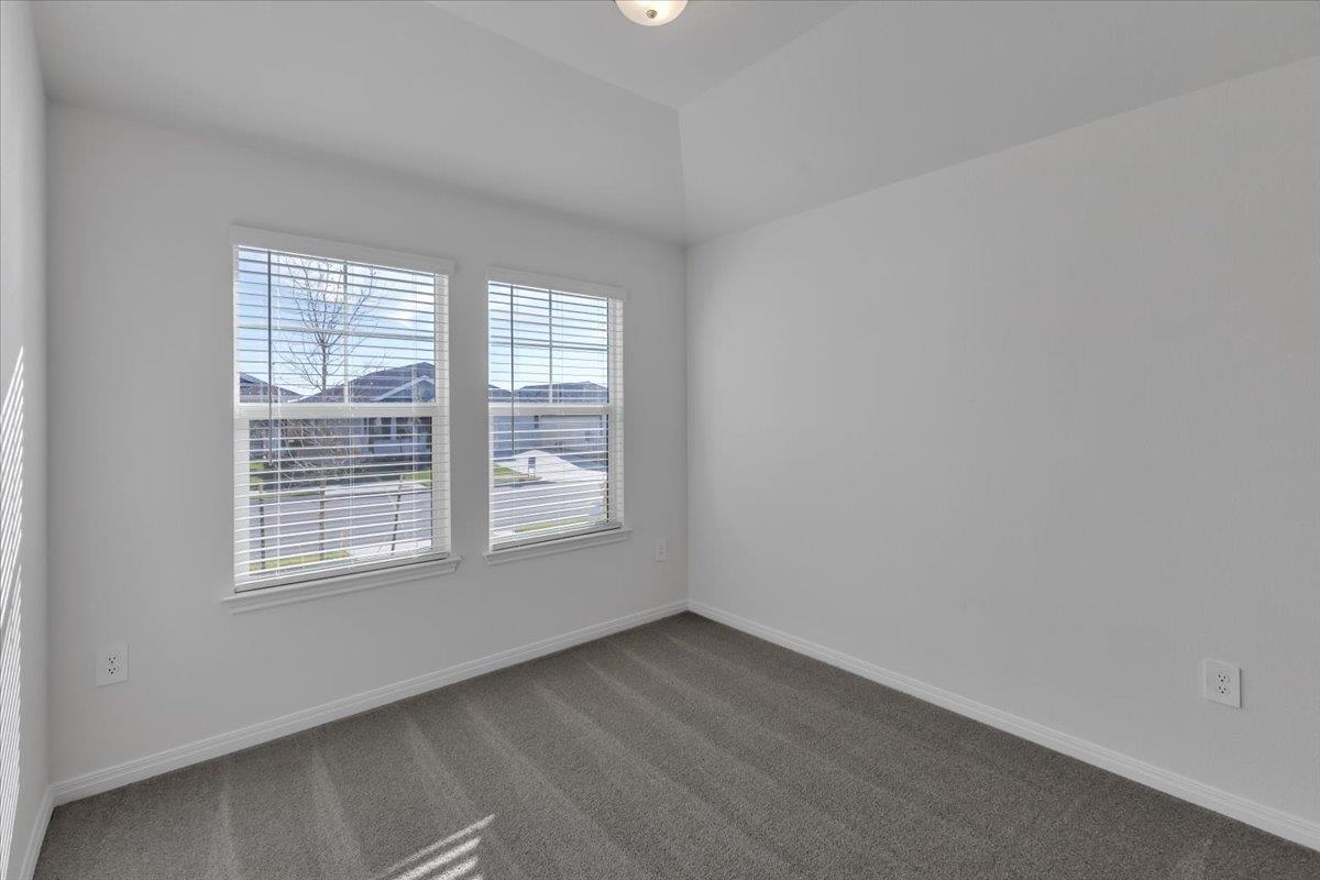 5020 Hazelnut Ln, Del Valle, TX 78617