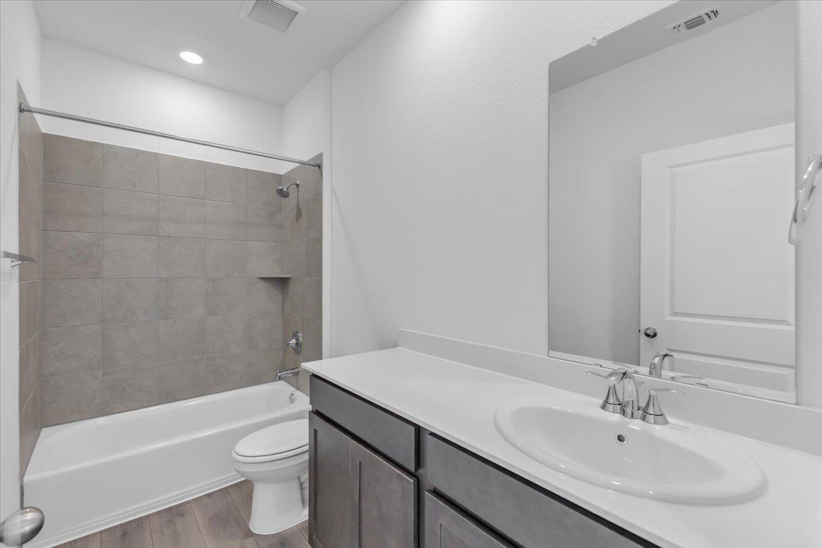 5020 Hazelnut Ln, Del Valle, TX 78617