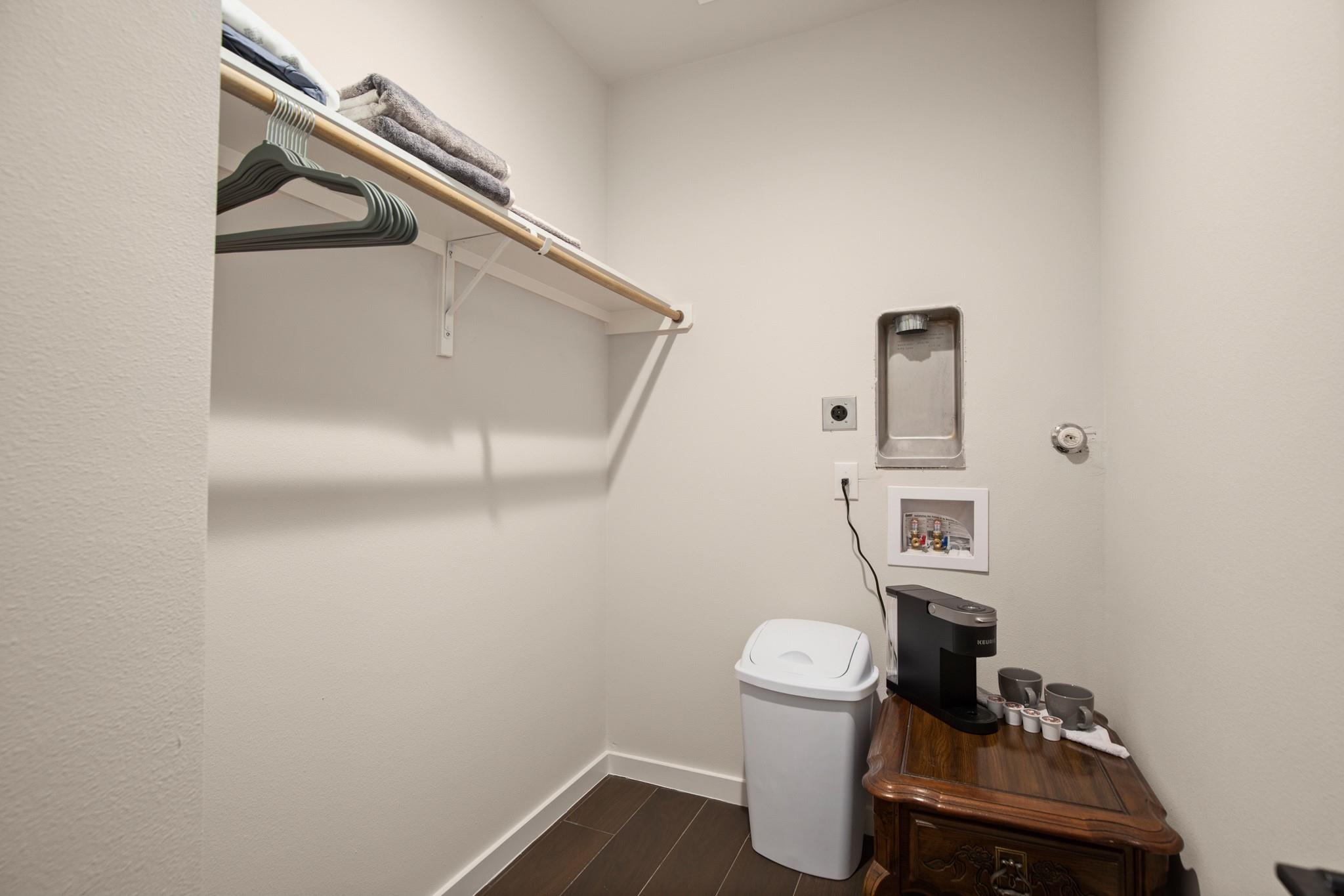 1105 S Meadows Dr, Austin, TX 78758