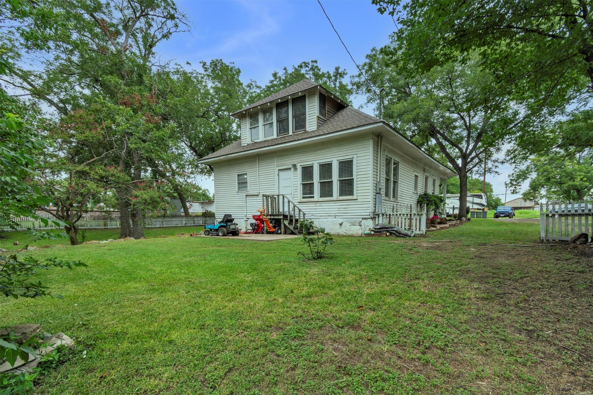 262 W Richmond St, Giddings, TX 78942