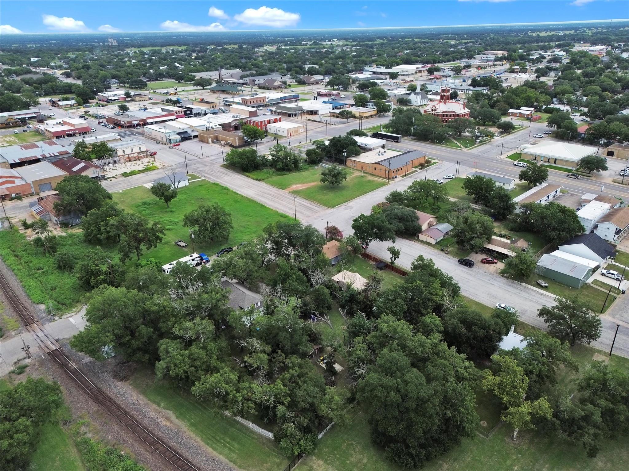 262 W Richmond St, Giddings, TX 78942