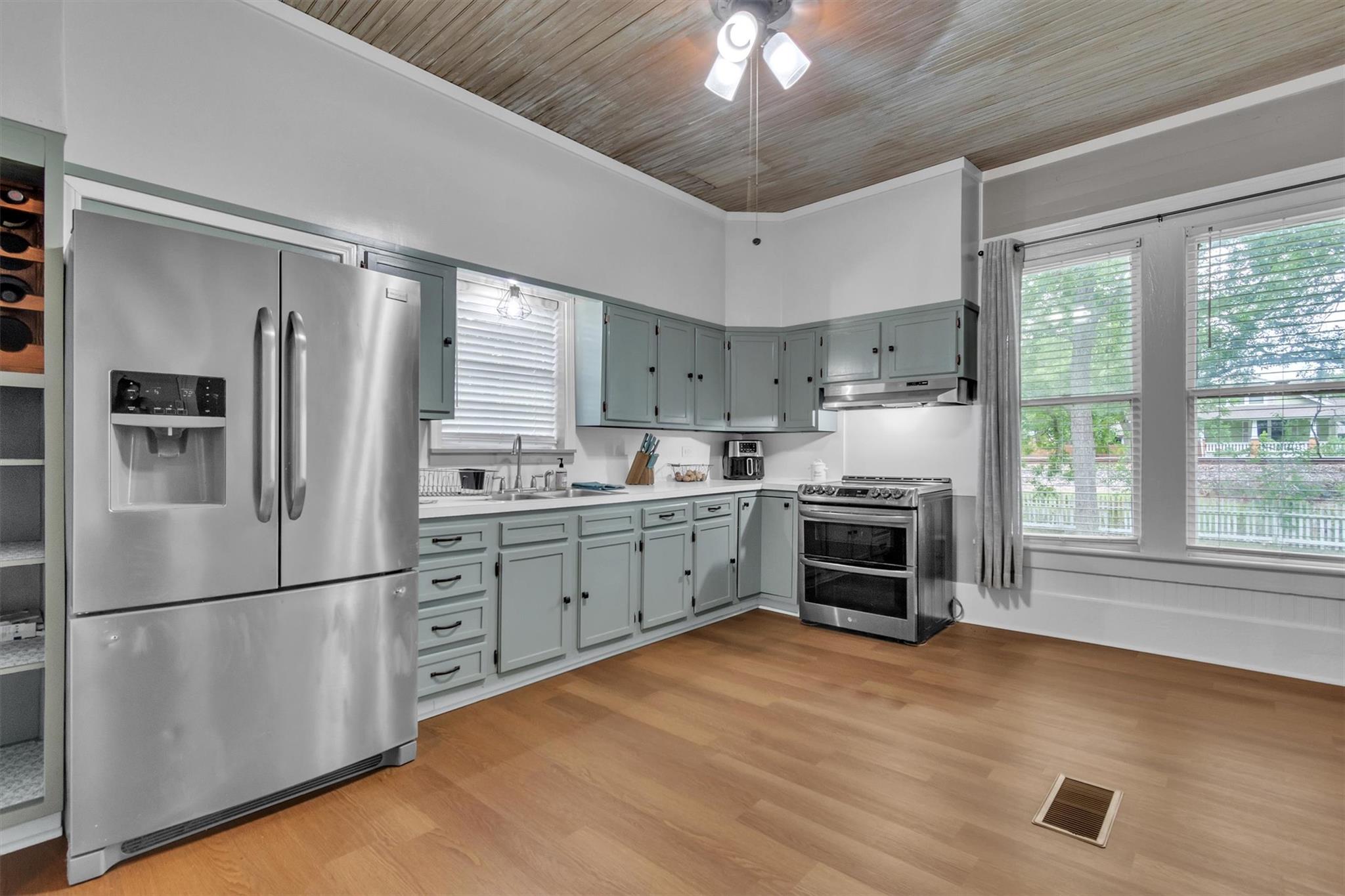 262 W Richmond St, Giddings, TX 78942