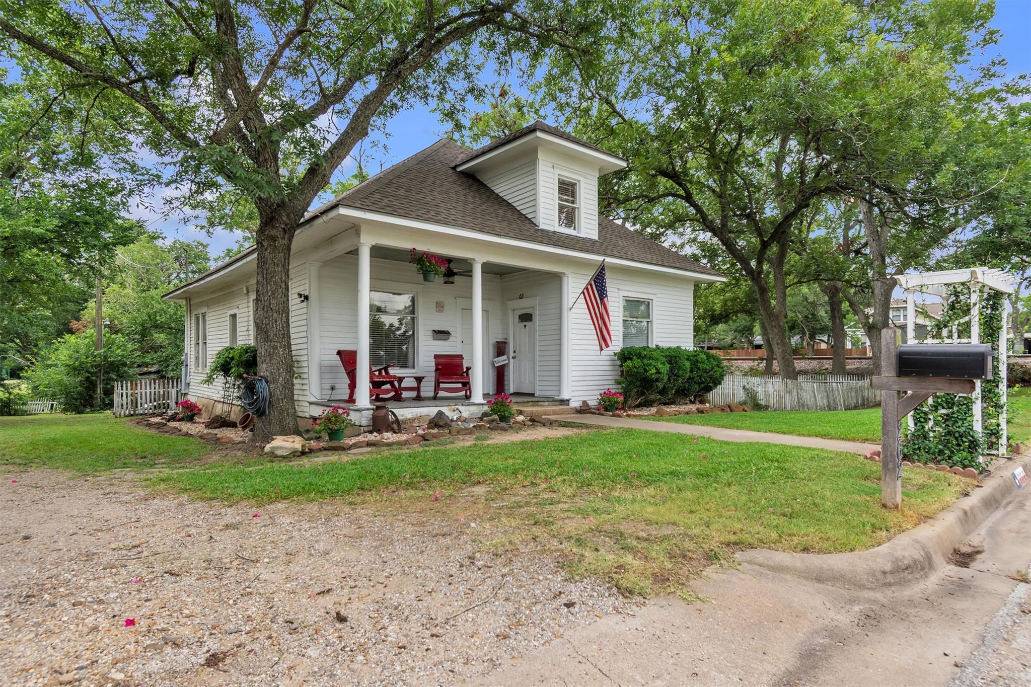 262 W Richmond St, Giddings, TX 78942