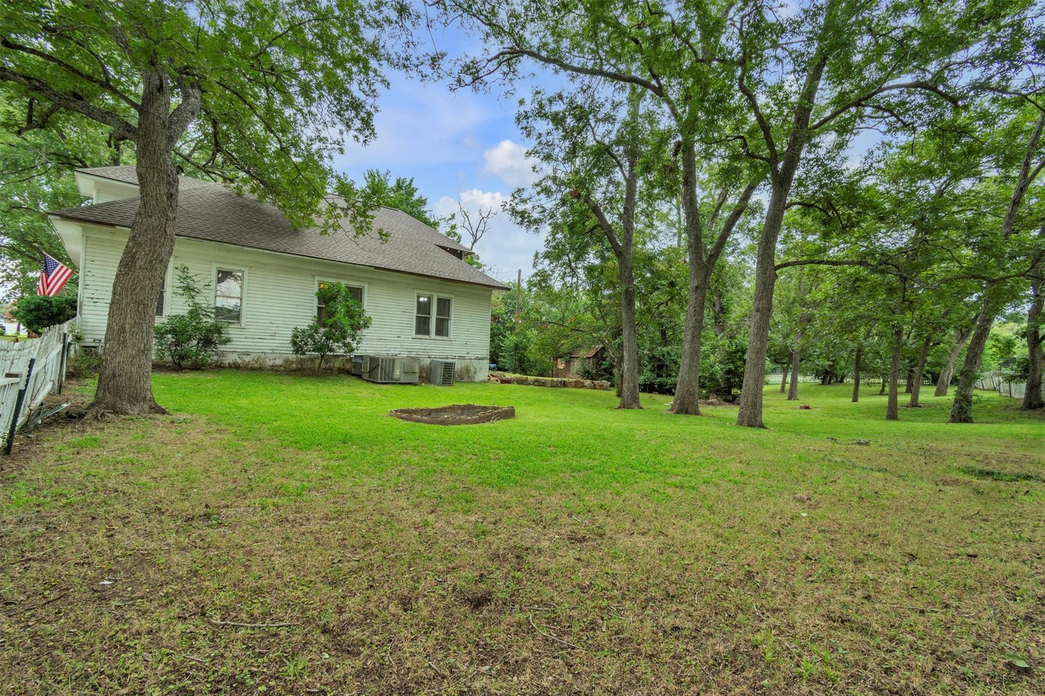 262 W Richmond St, Giddings, TX 78942