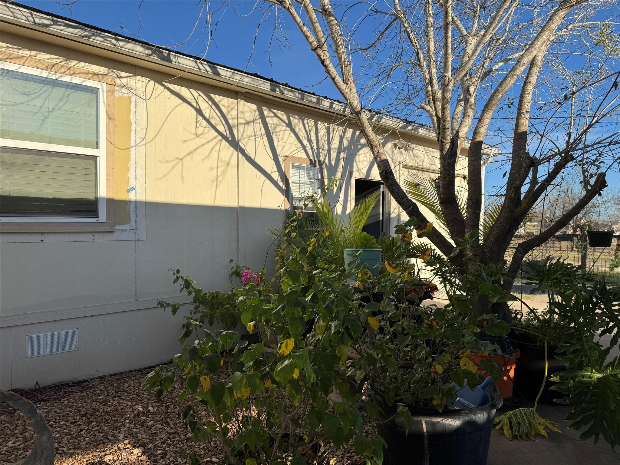 140 Alum Park Place Dr, Cedar Creek, TX 78612