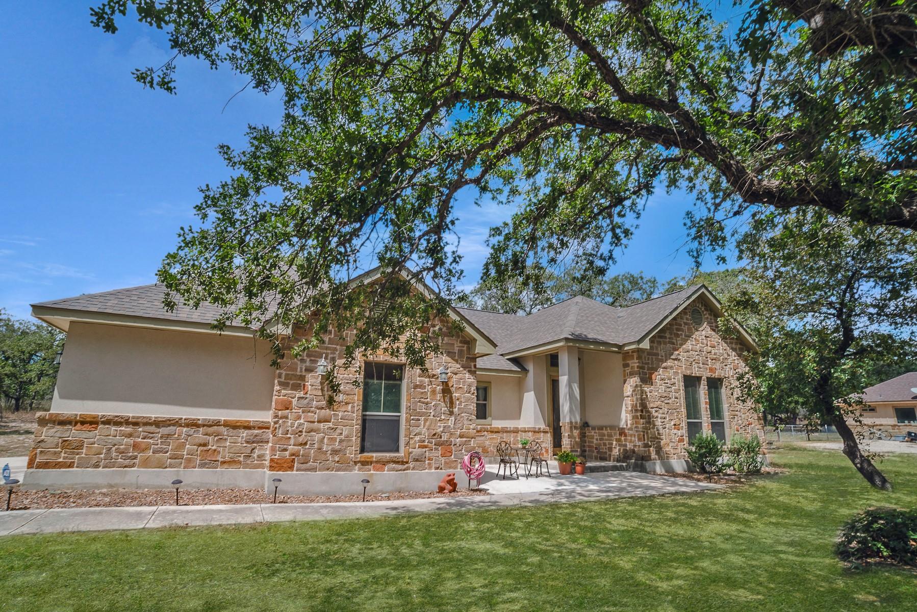 205 Sendera Xing, La Vernia, TX 78121