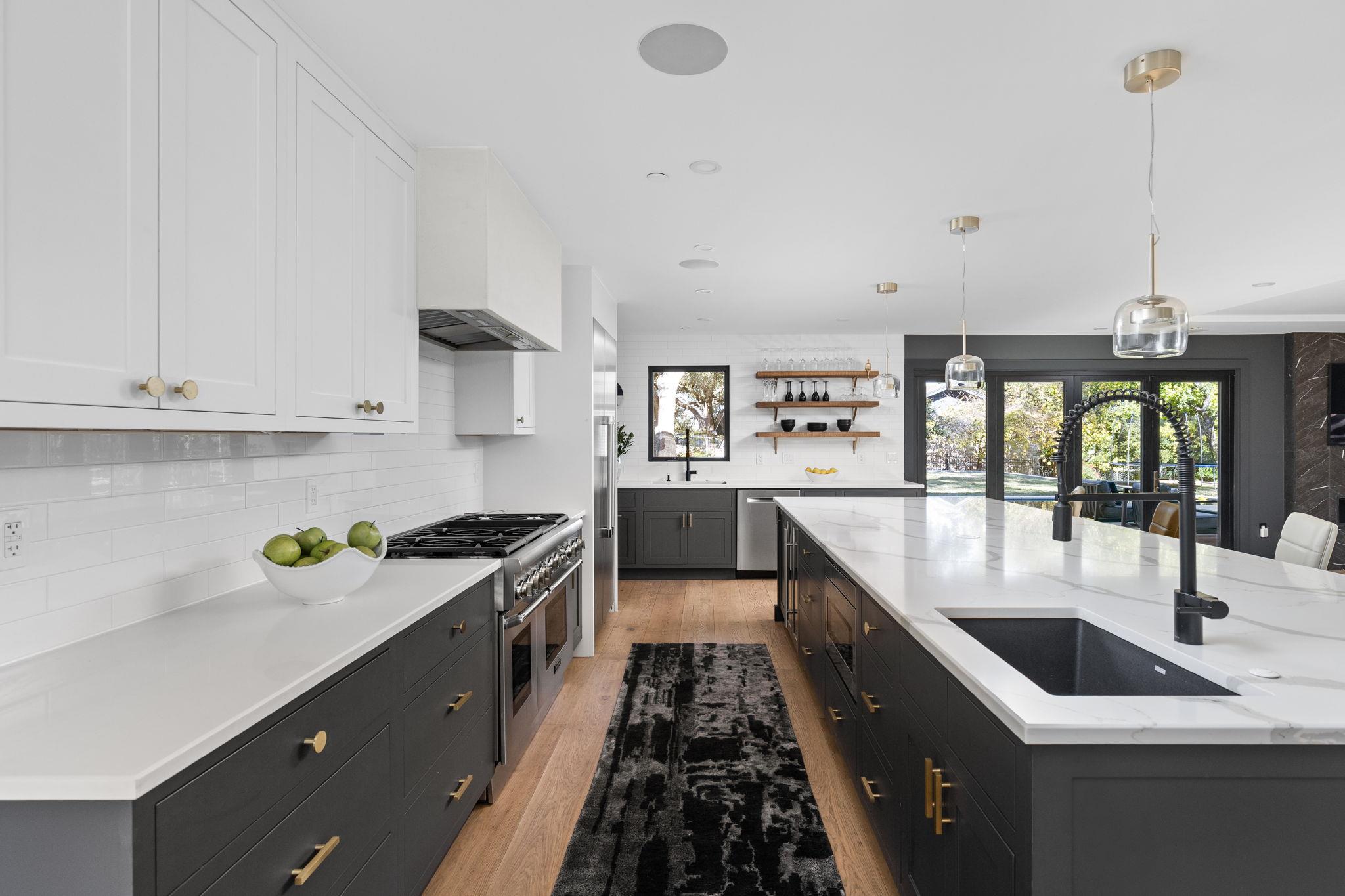 302 Buckeye Trl, West Lake Hills, TX 78746