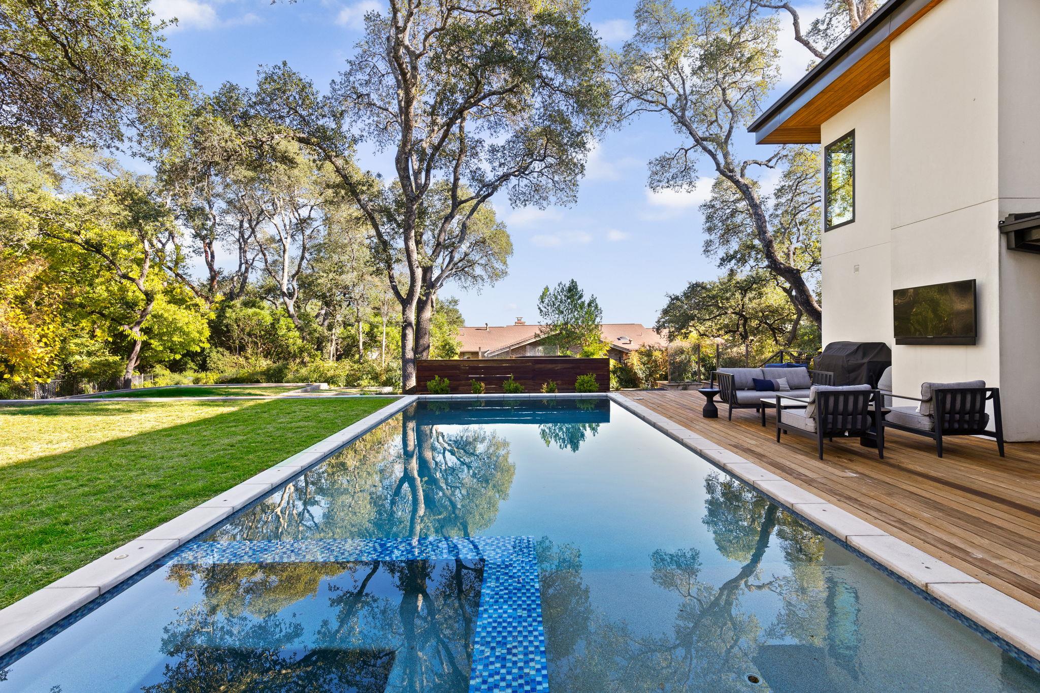 302 Buckeye Trl, West Lake Hills, TX 78746