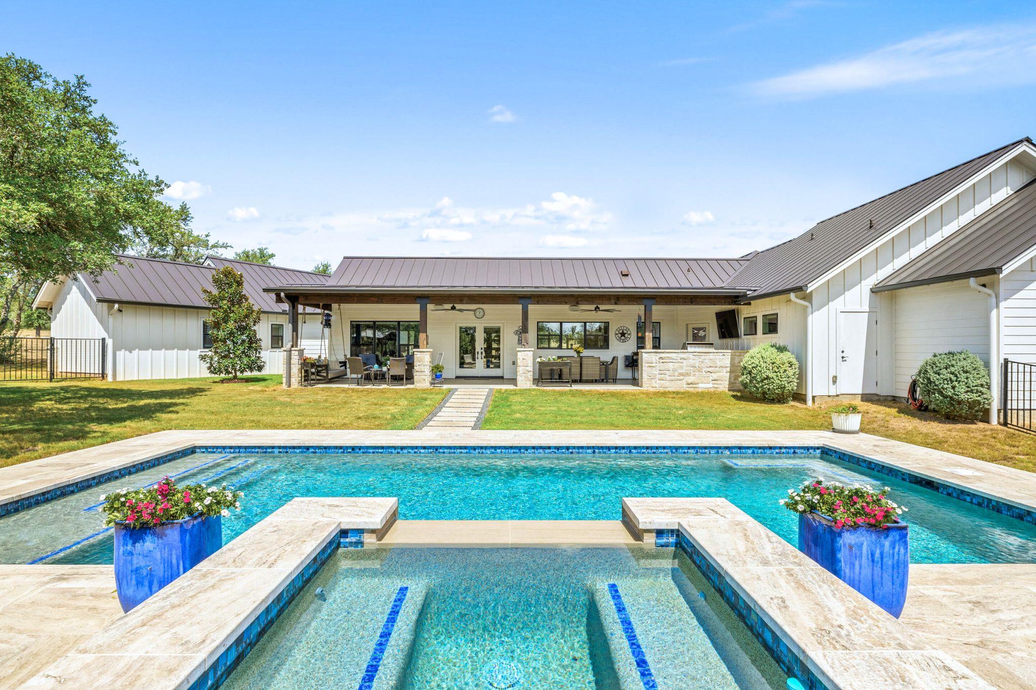 338 Morning Dew Dr, Round Mountain, TX 78663