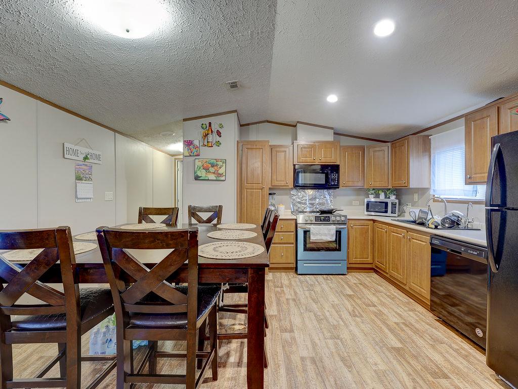 230 Gato Rd, Cedar Creek, TX 78612