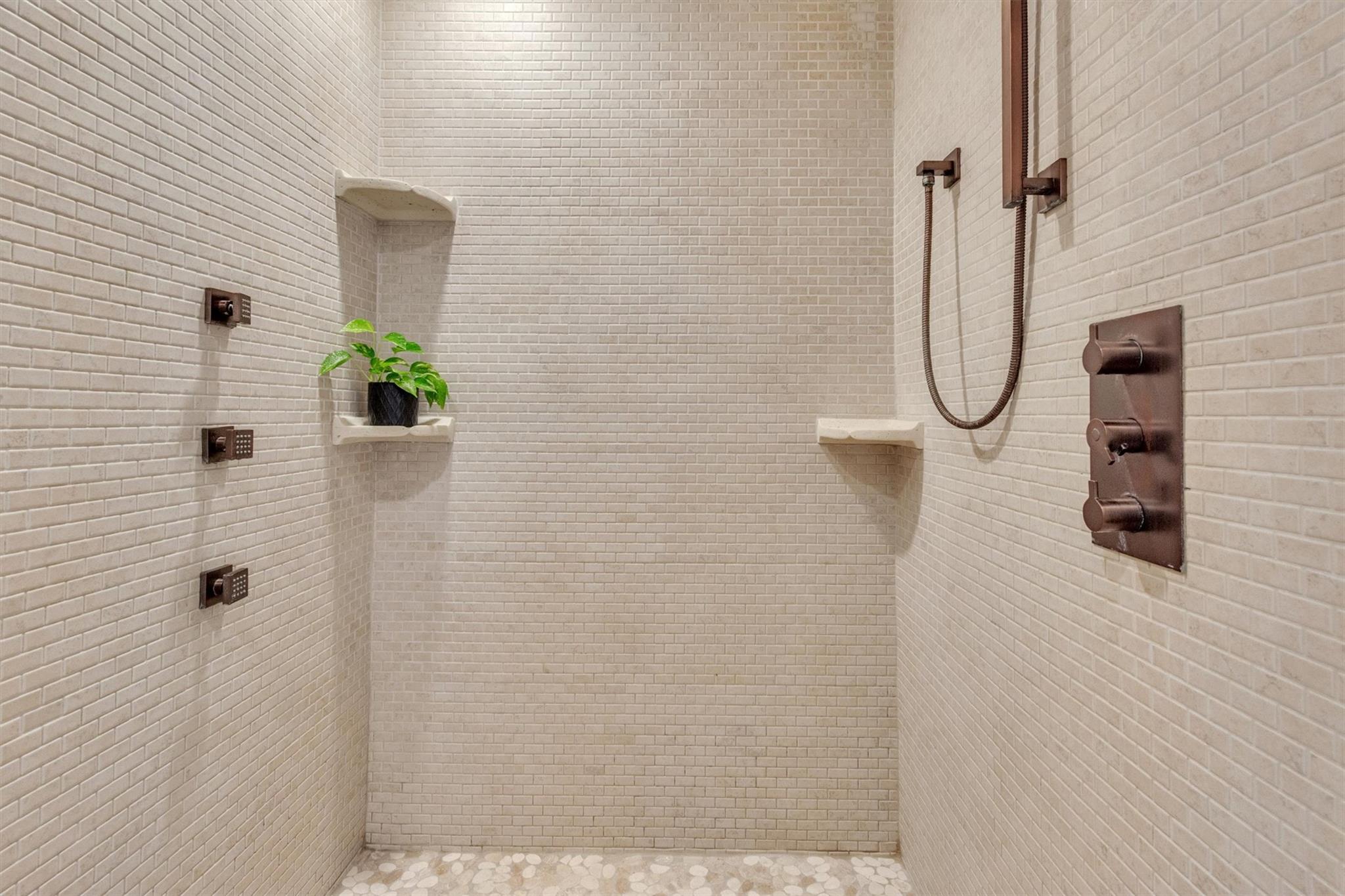 402 Seawind St, Lakeway, TX 78734