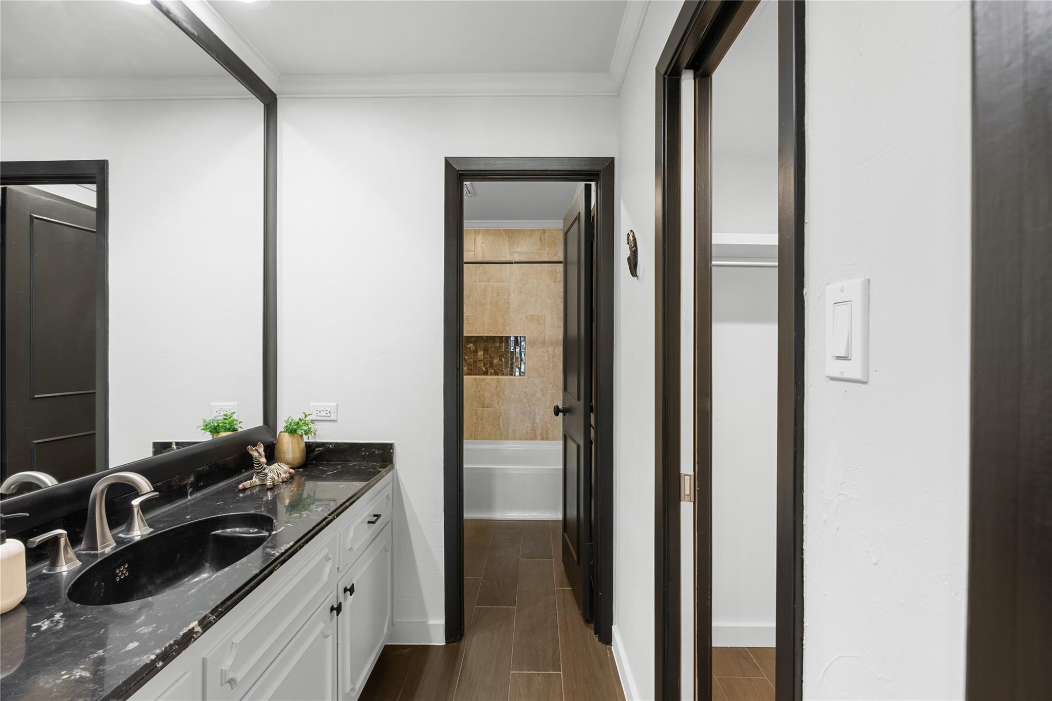 402 Seawind St, Lakeway, TX 78734