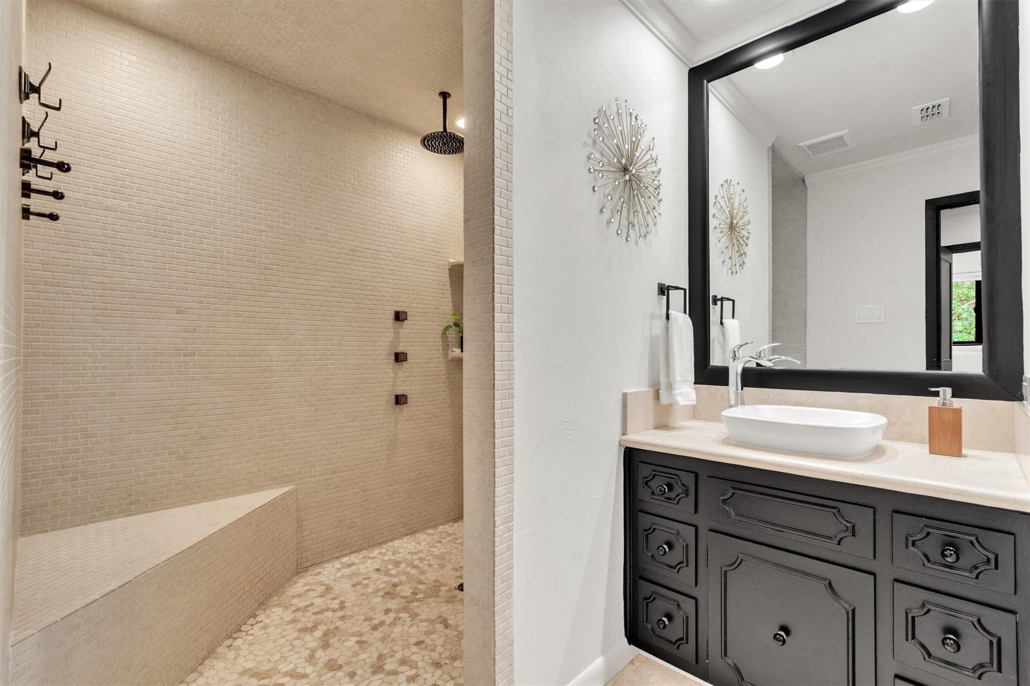 402 Seawind St, Lakeway, TX 78734