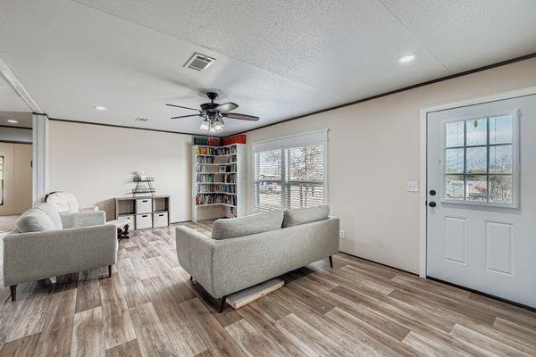 130 Zafiro Ln, Del Valle, TX 78617