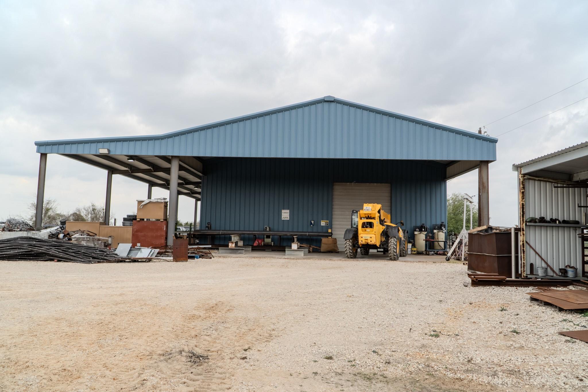 945 Huser Blvd, Schulenburg, TX 78956