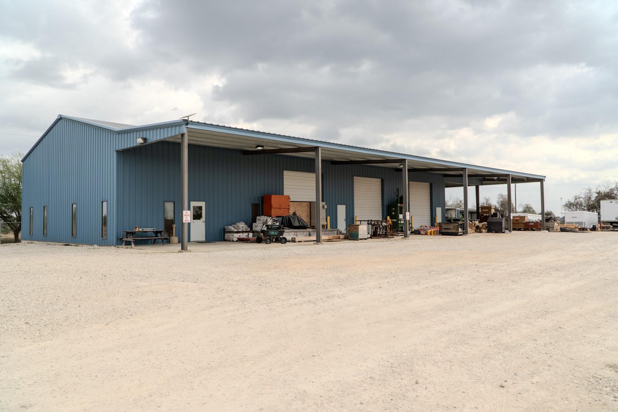 945 Huser Blvd, Schulenburg, TX 78956