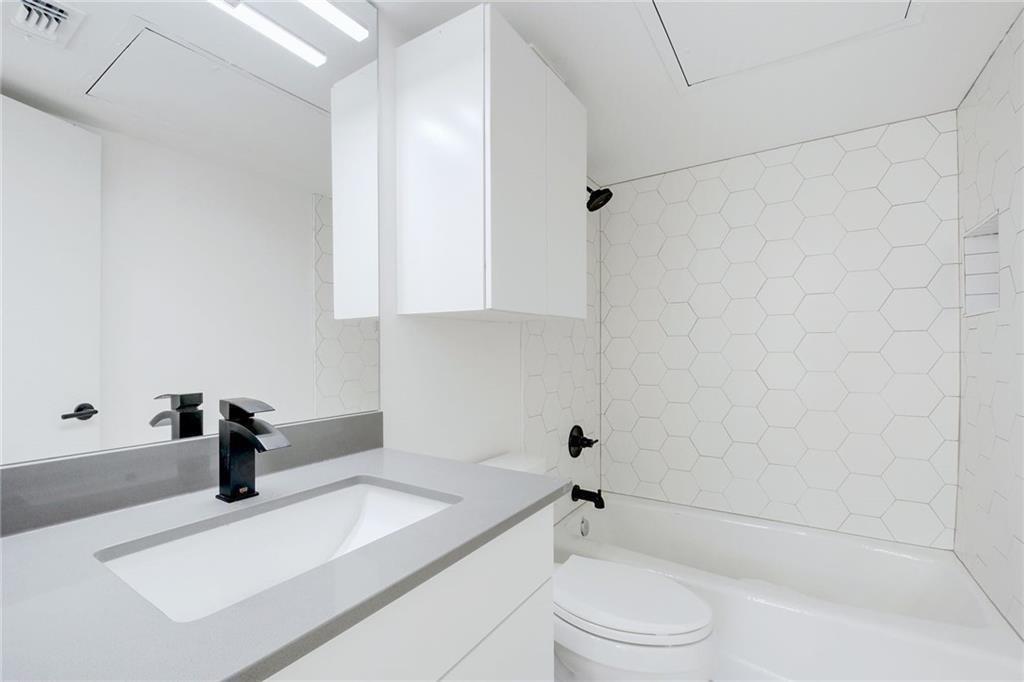 400 E 30th St # 204, Austin, TX 78705