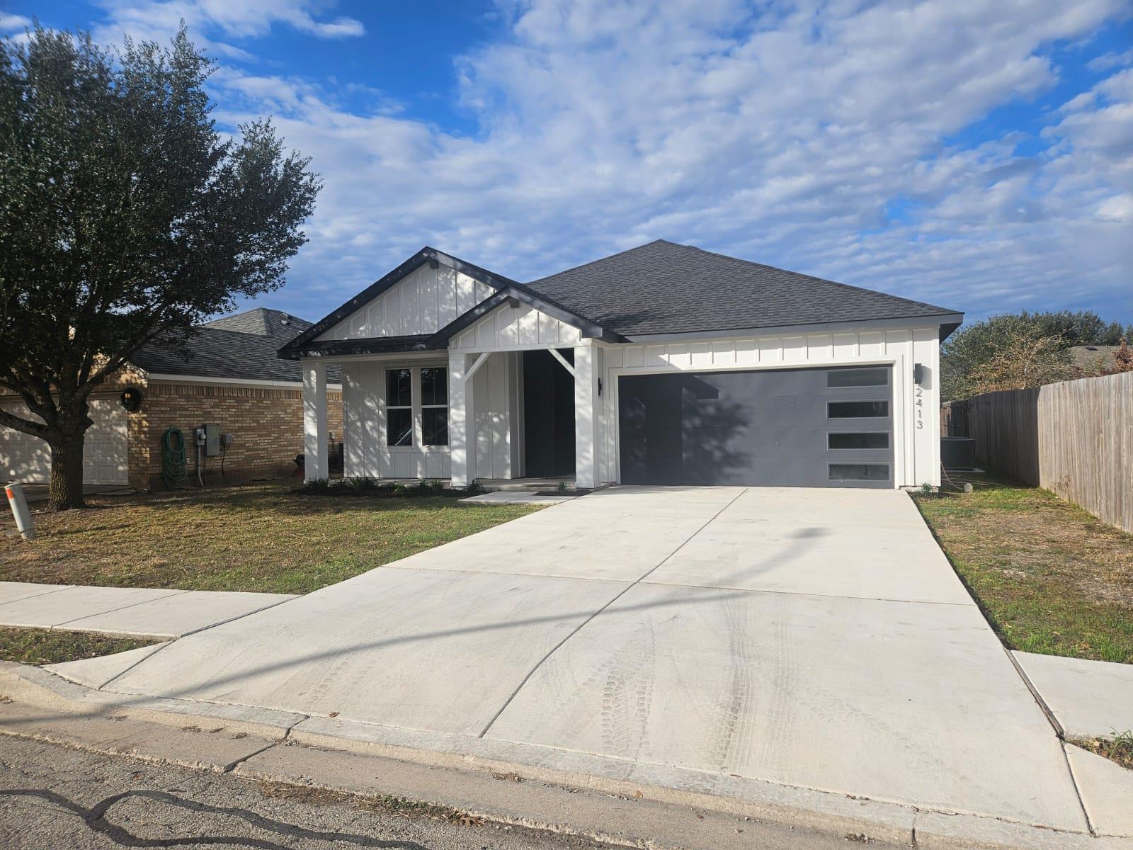 2413 Blue Sky Ln, Lockhart, TX 78644