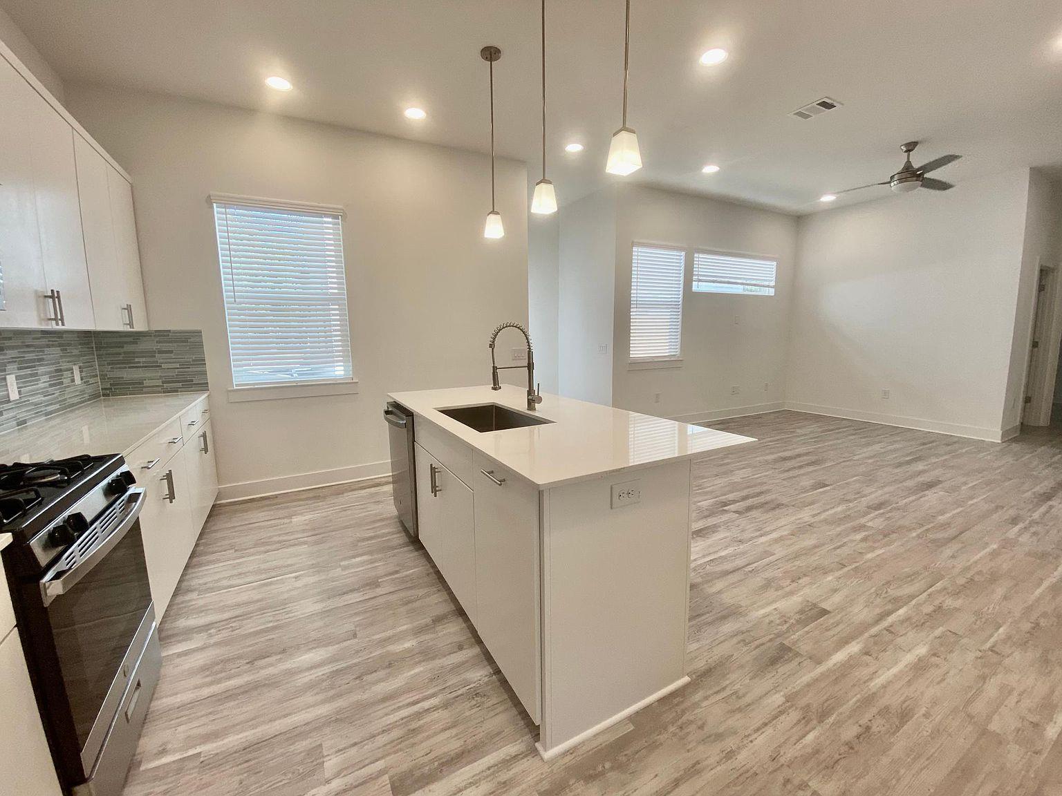 6809 Montana St # 2, Austin, TX 78741