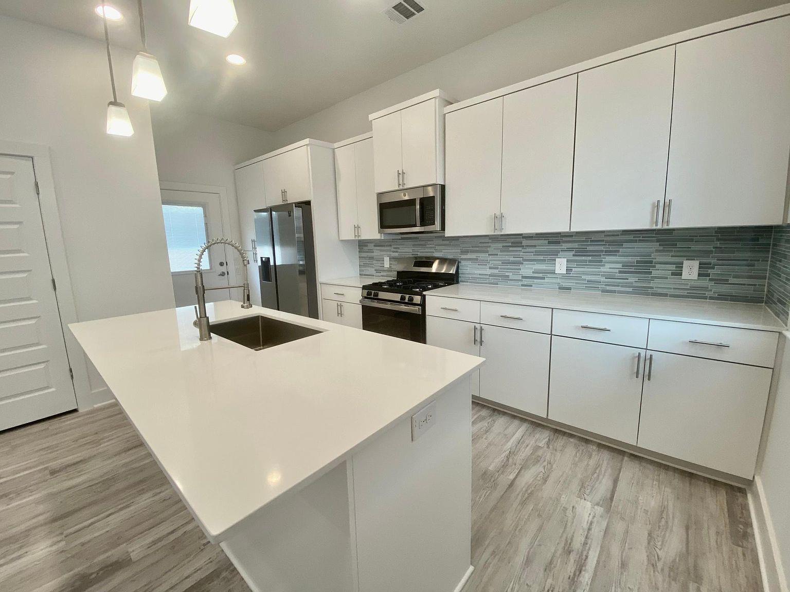 6809 Montana St # 2, Austin, TX 78741