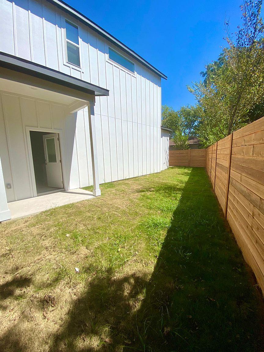 6809 Montana St # 2, Austin, TX 78741