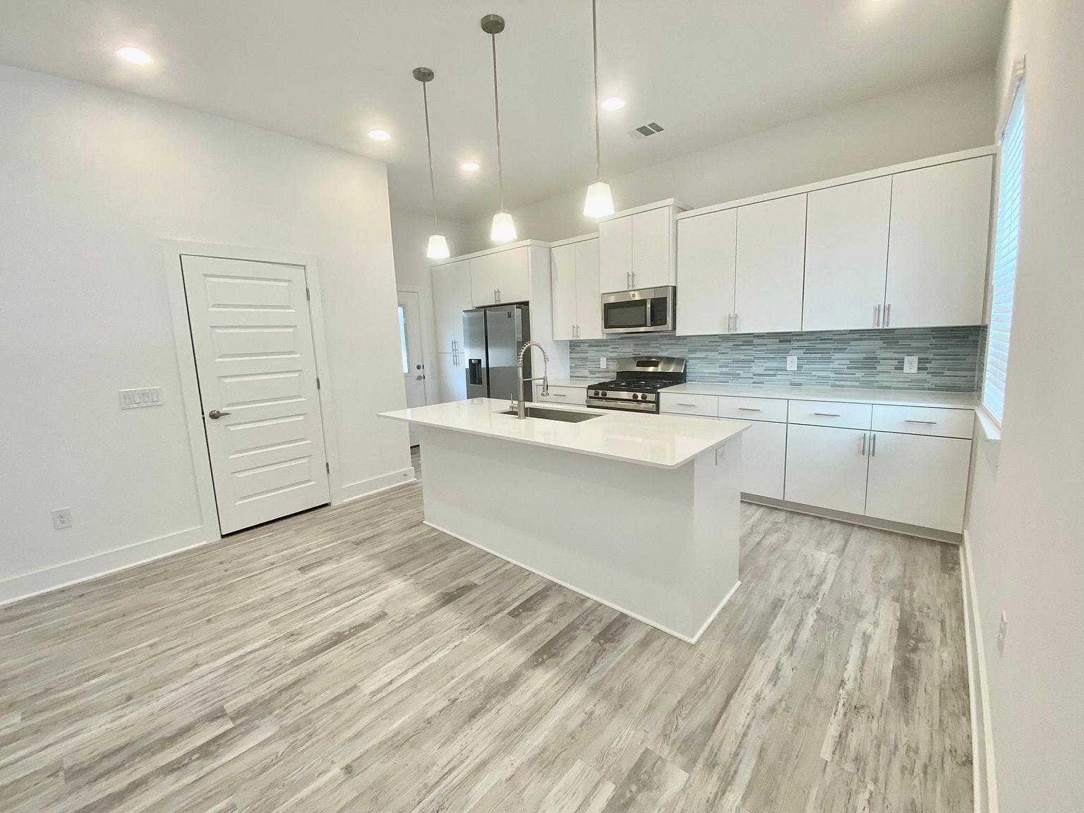 6809 Montana St # 2, Austin, TX 78741