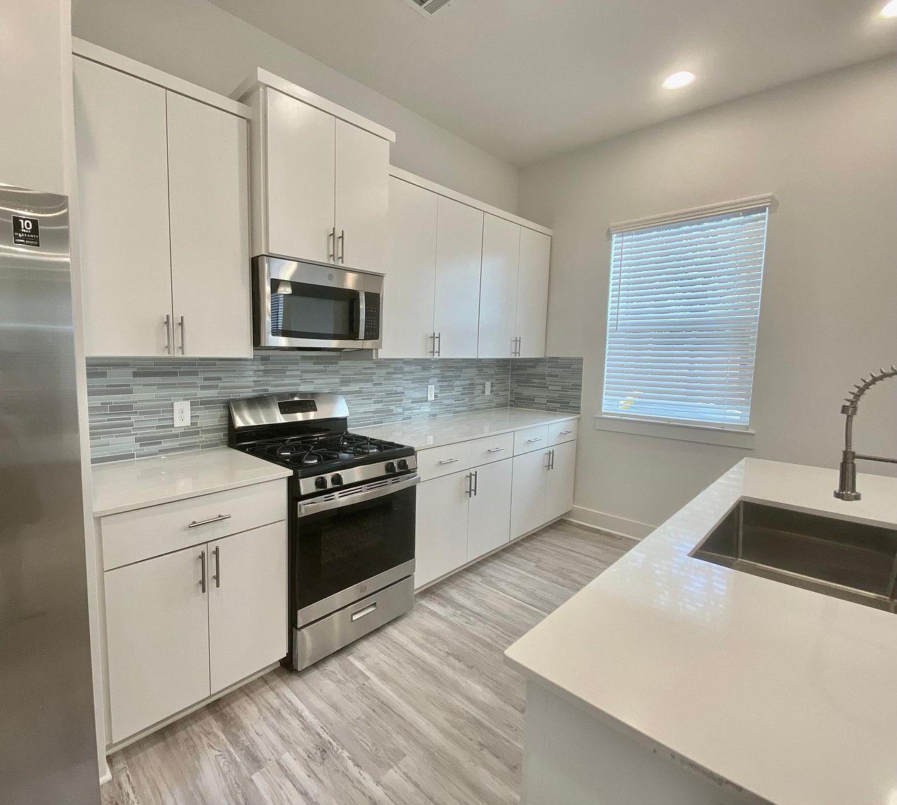 6809 Montana St # 2, Austin, TX 78741