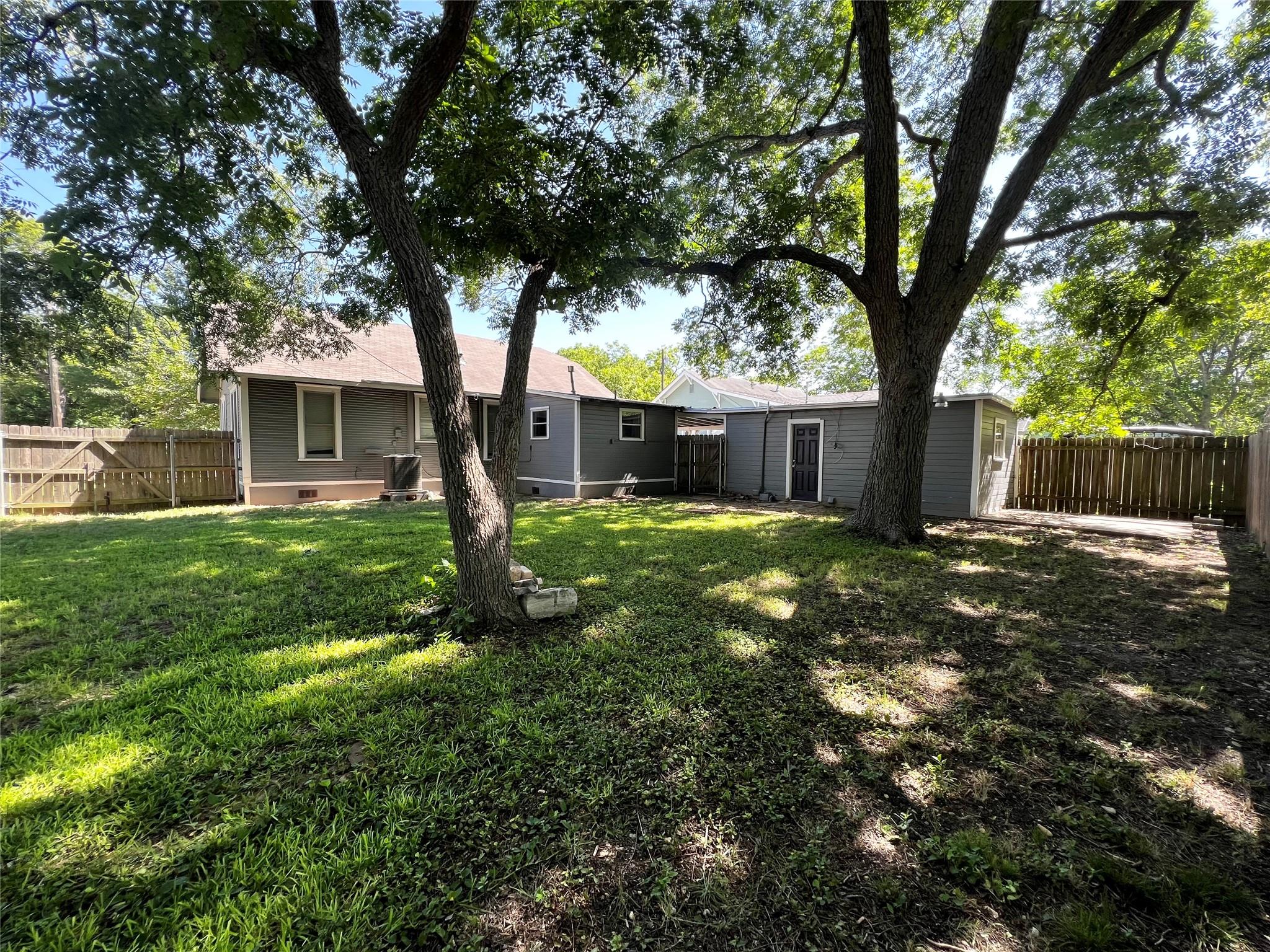 810 Cecelia St, Taylor, TX 76574