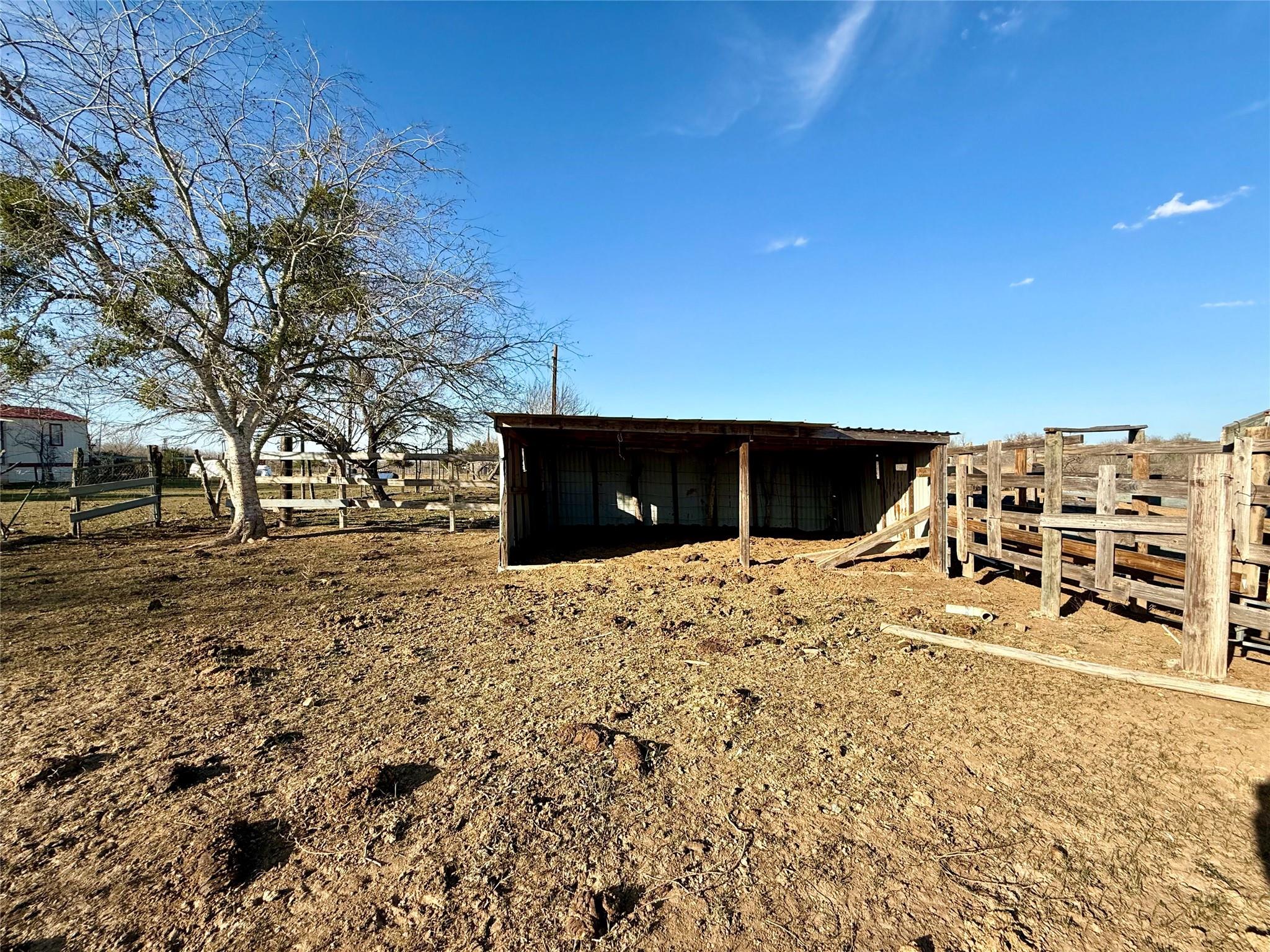 685 Fox Ln, Lockhart, TX 78644