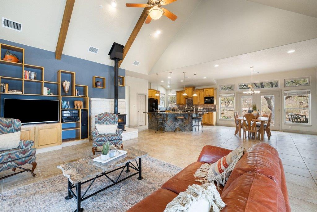 232 Crooked Oak Ln, Round Mountain, TX 78663