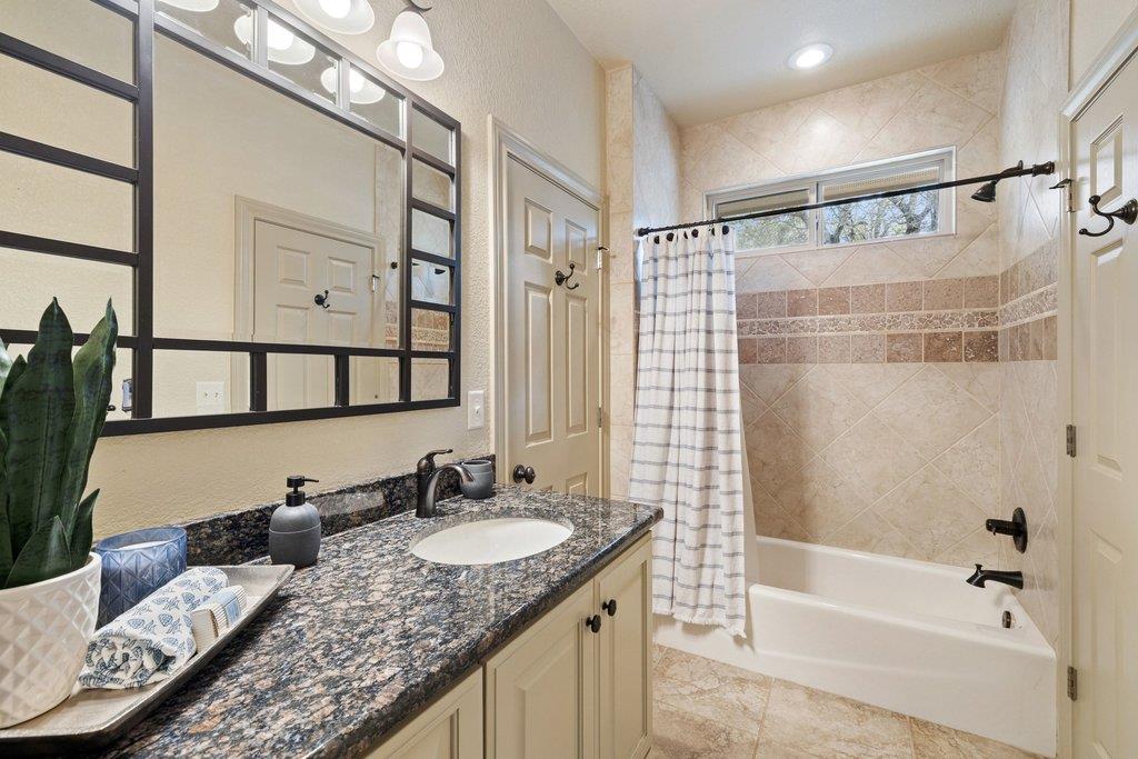 232 Crooked Oak Ln, Round Mountain, TX 78663