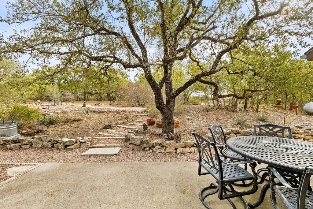 232 Crooked Oak Ln, Round Mountain, TX 78663