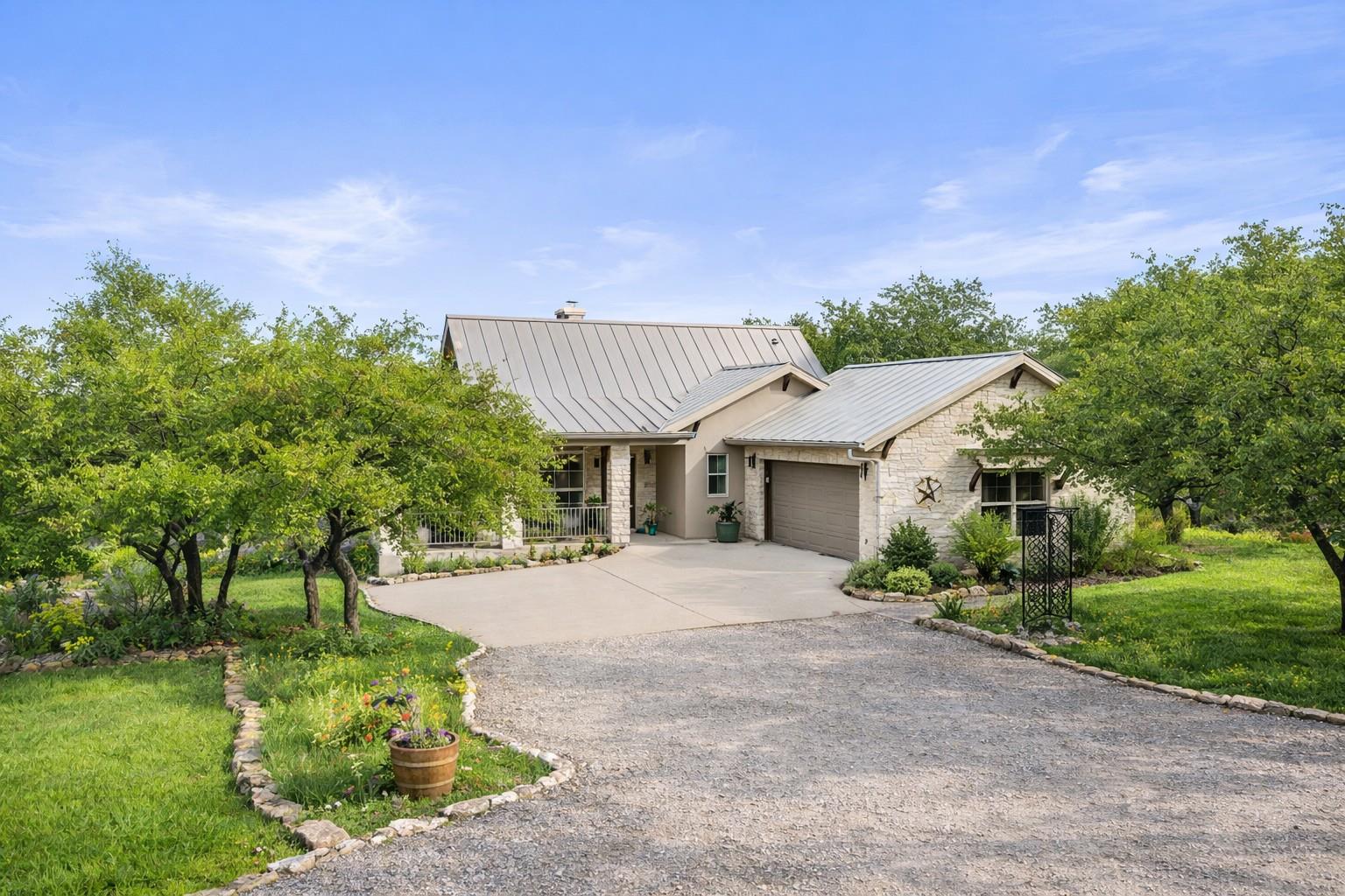 232 Crooked Oak Ln, Round Mountain, TX 78663