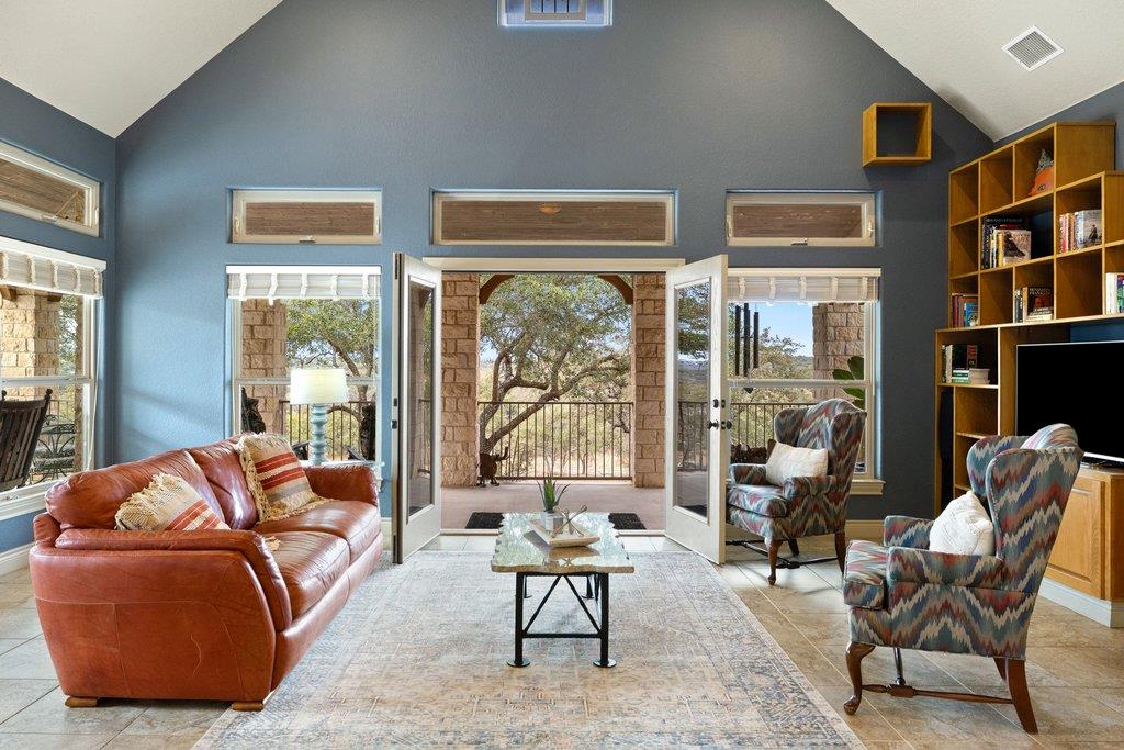 232 Crooked Oak Ln, Round Mountain, TX 78663