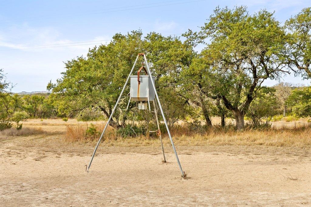 232 Crooked Oak Ln, Round Mountain, TX 78663