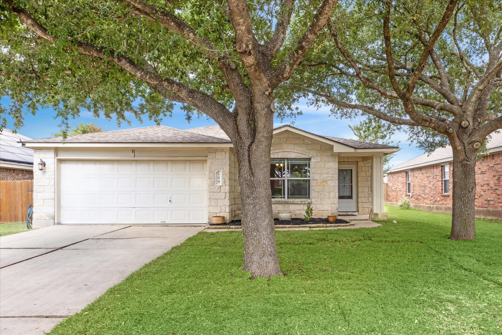 104 Lucky Clover Ln, Hutto, TX 78634