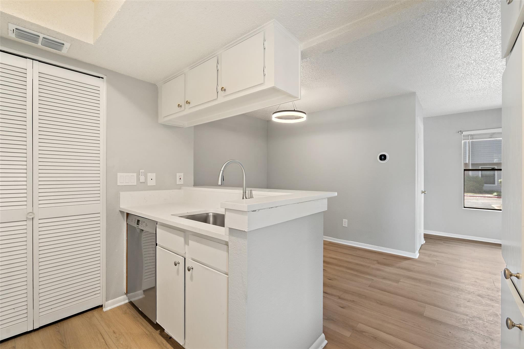 7635 Guadalupe St # 102, Austin, TX 78752