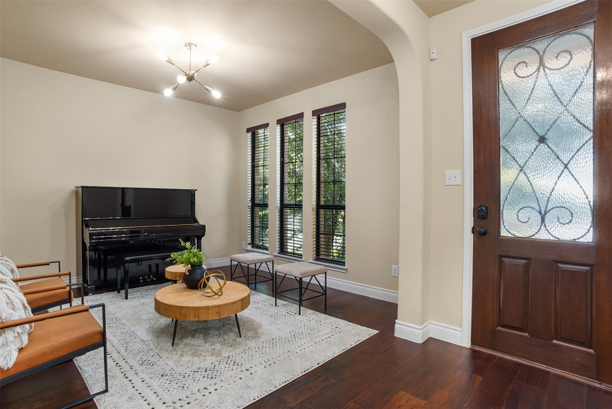 121 E Adelanta Pl, Round Rock, TX 78681