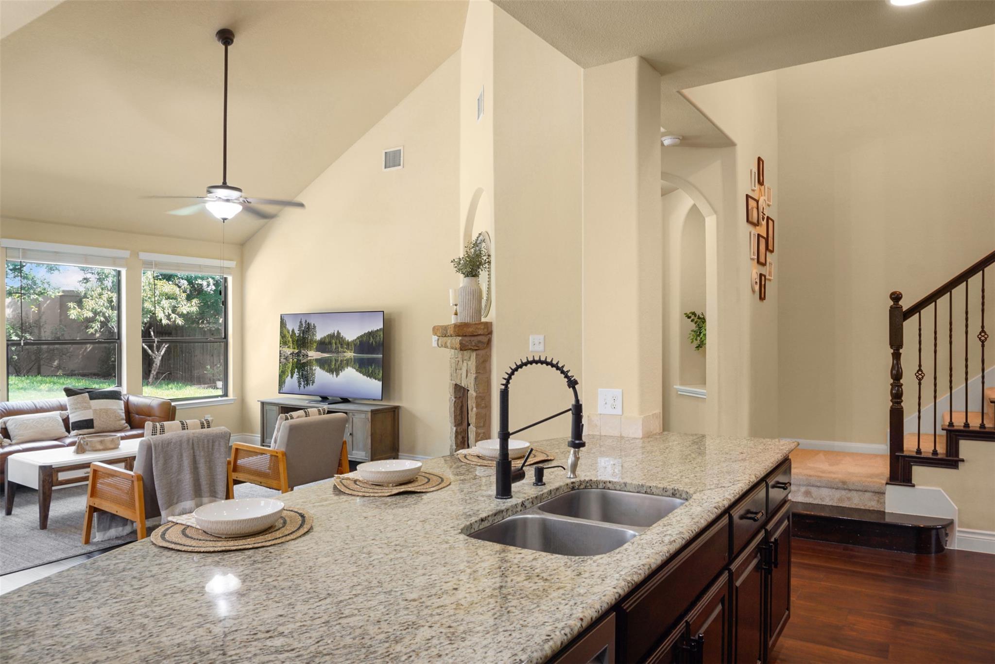 121 E Adelanta Pl, Round Rock, TX 78681